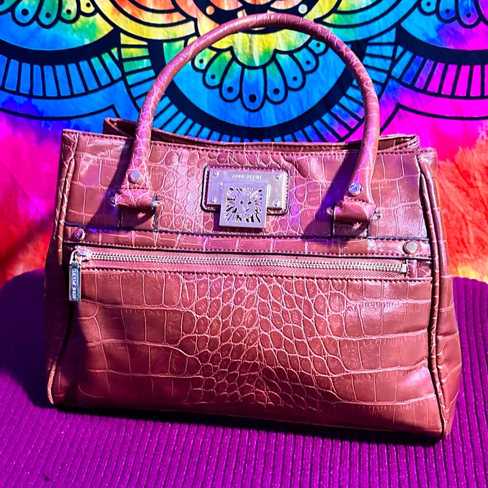 I am selling a Anne Klein purse. It’s brown alligator❤️
